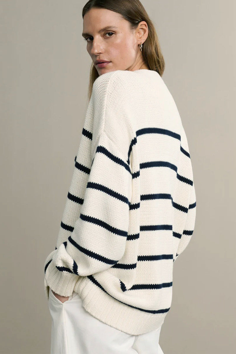 Strickjacke mit V-Ausschnitt, Streifenmuster und Strickstruktur in Weiß