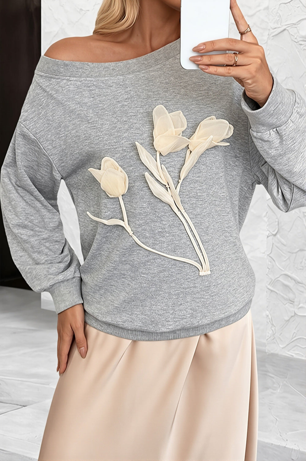 Schulterfreies Sweatshirt mit Blumenmuster