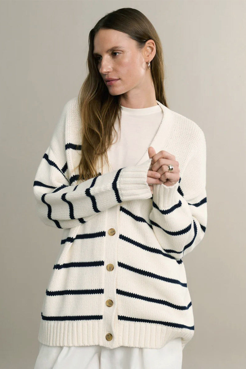 Strickjacke mit V-Ausschnitt, Streifenmuster und Strickstruktur in Weiß