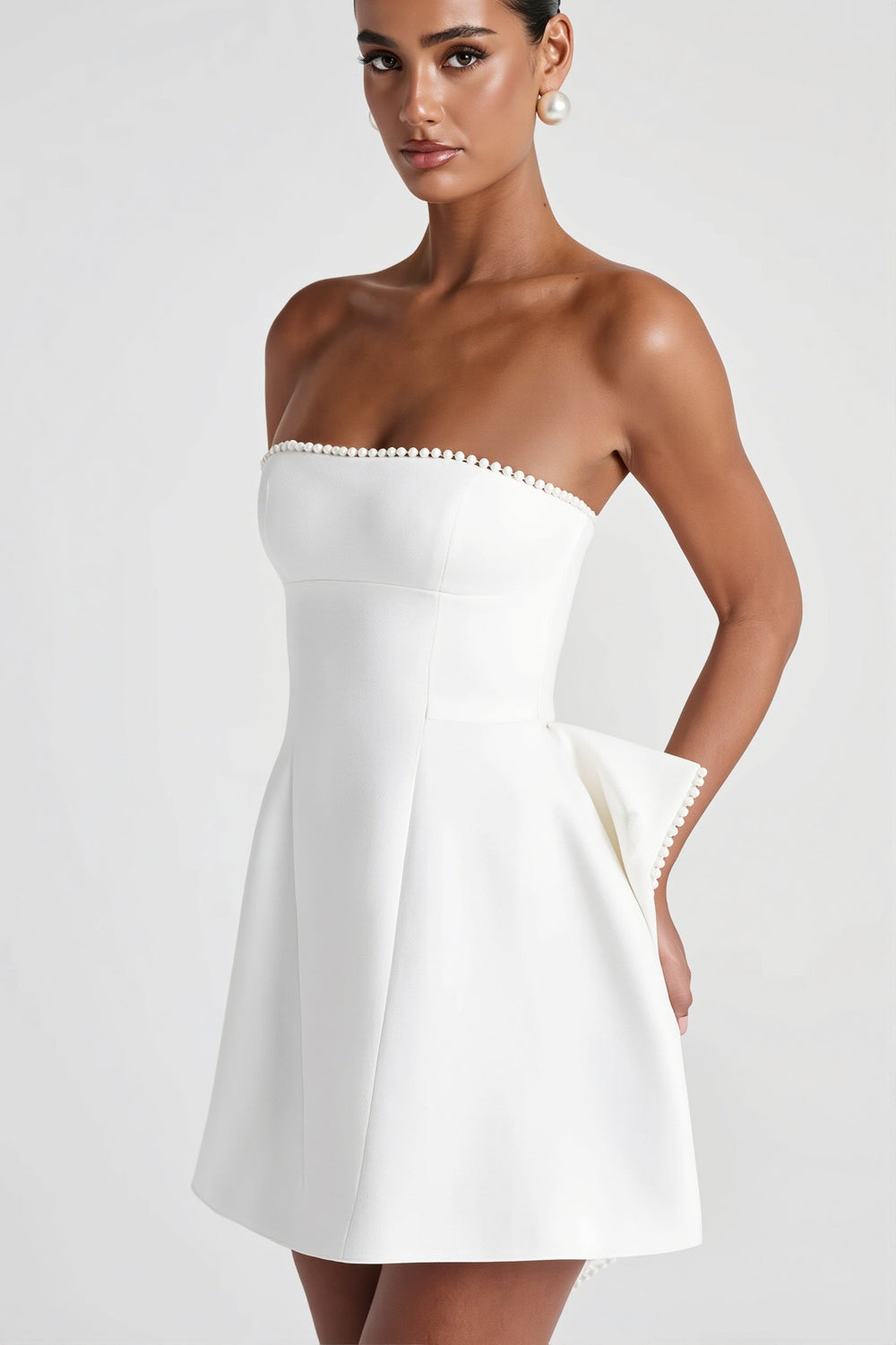 Trägerloses Minikleid mit A-Linie und Schleifendetail