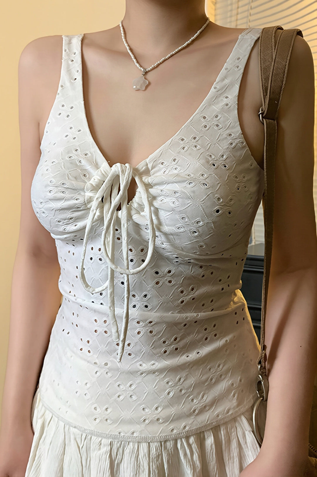 Tanktop mit V-Ausschnitt und Spitze in Weiß