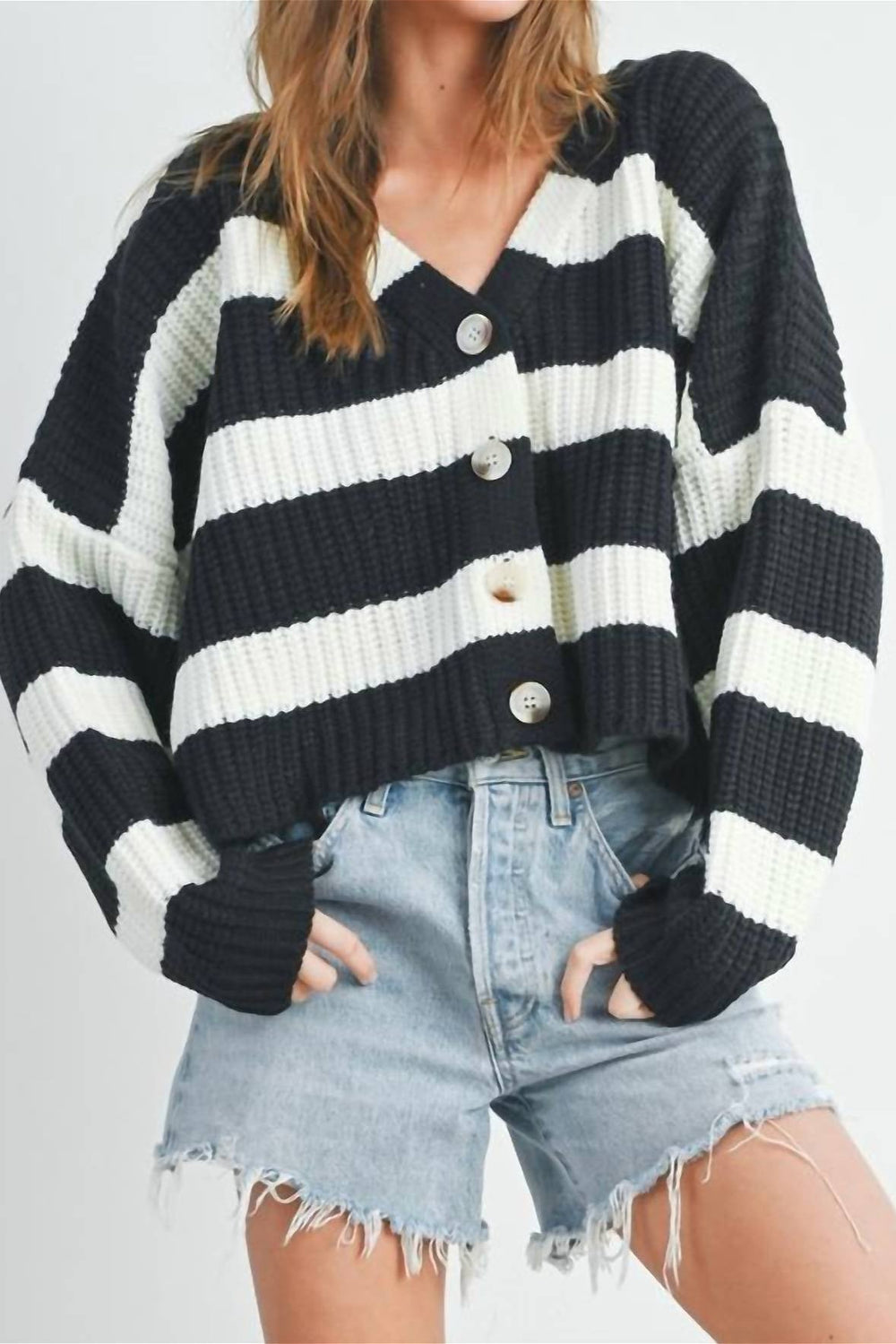 Locker geschnittene Strickjacke mit V-Ausschnitt, langen Ärmeln und Streifenmuster