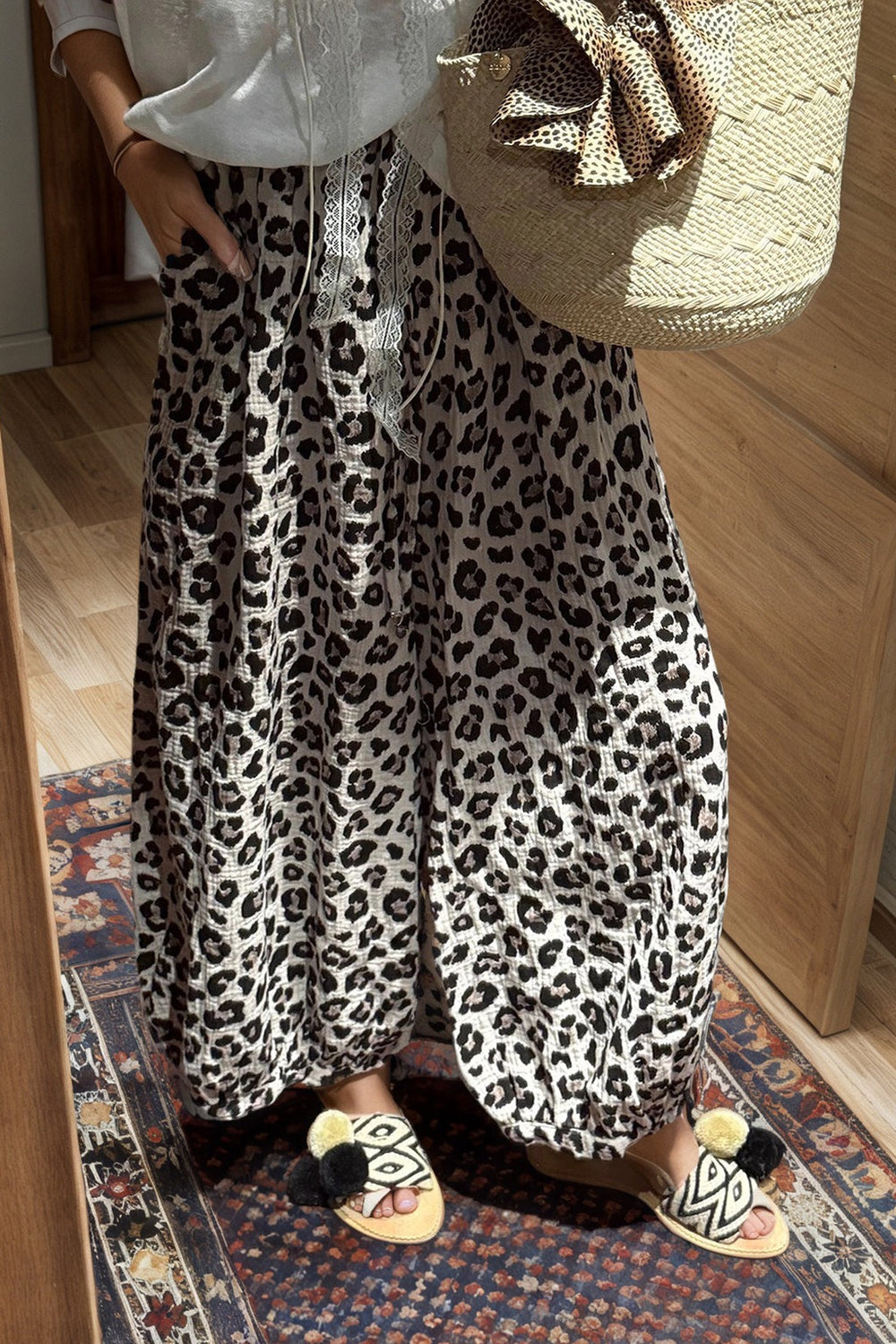 Hose mit weitem Bein, kurzem Schnitt und Leopardenmuster