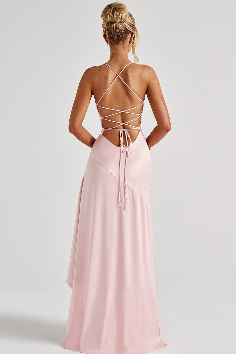 Asymmetrisches Maxikleid mit Neckholder, Schlitz und Satinoptik