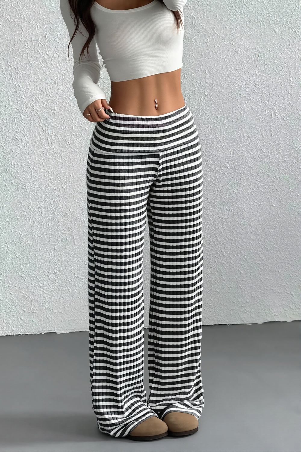 Hose mit geradem Schnitt, Streifenmuster und Strickstruktur