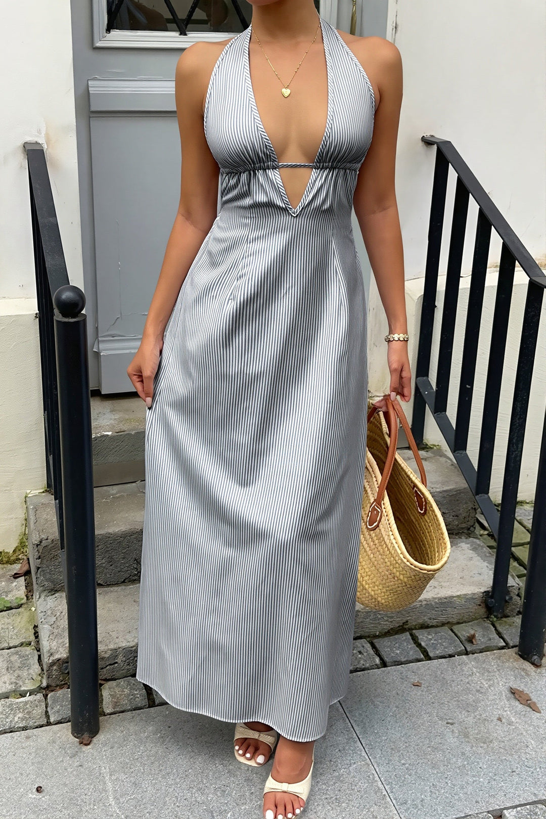 Rückenfreies Maxikleid mit Neckholder, Streifenmuster und Spitze