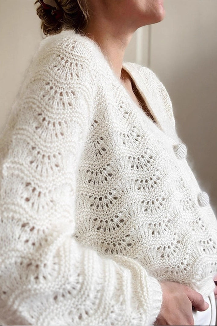 Strickjacke mit V-Ausschnitt und Strickstruktur in Weiß – Ausführung 2