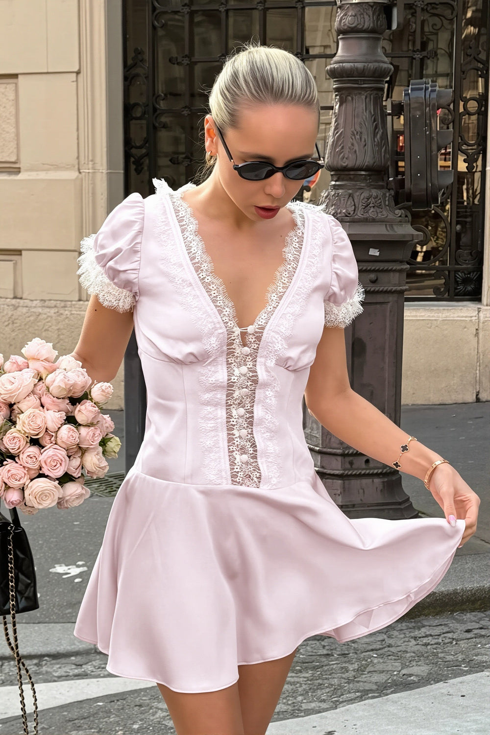 Minikleid mit Puffärmeln, Spitze und Satinoptik