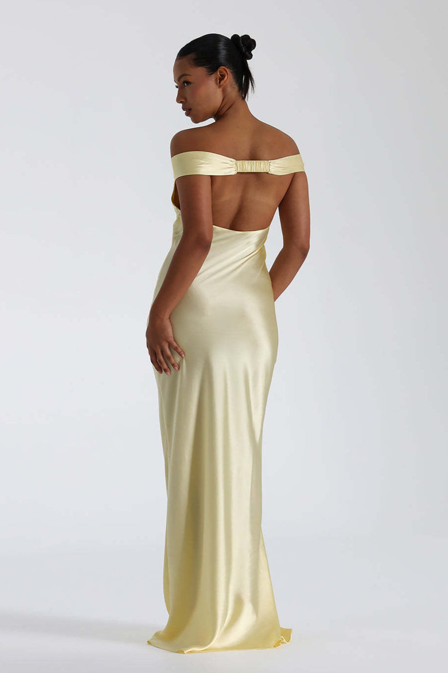 Schulterfreies Maxikleid mit Meerjungfrau-Silhouette und Satinoptik