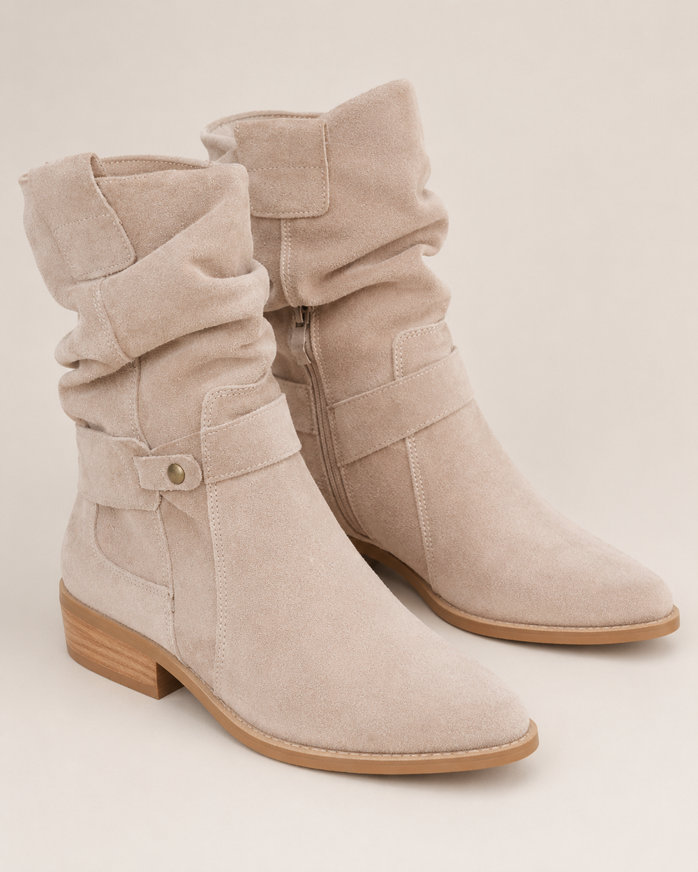 Wadenhohe Slouch-Stiefel mit Raffung, Blockabsatz und mandelförmiger Spitze