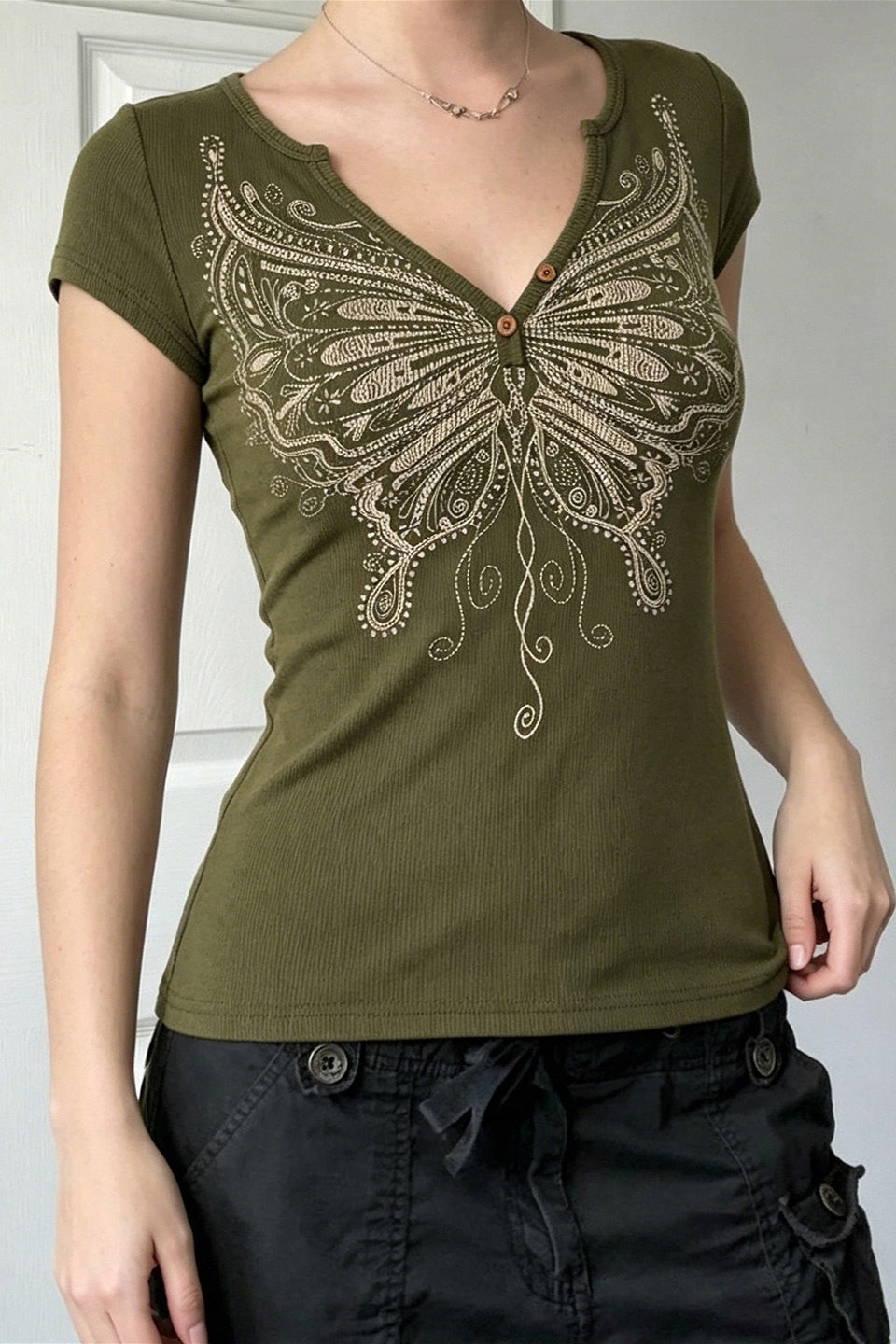 Figurbetontes T-Shirt mit Knopfdetails und Grafikdruck