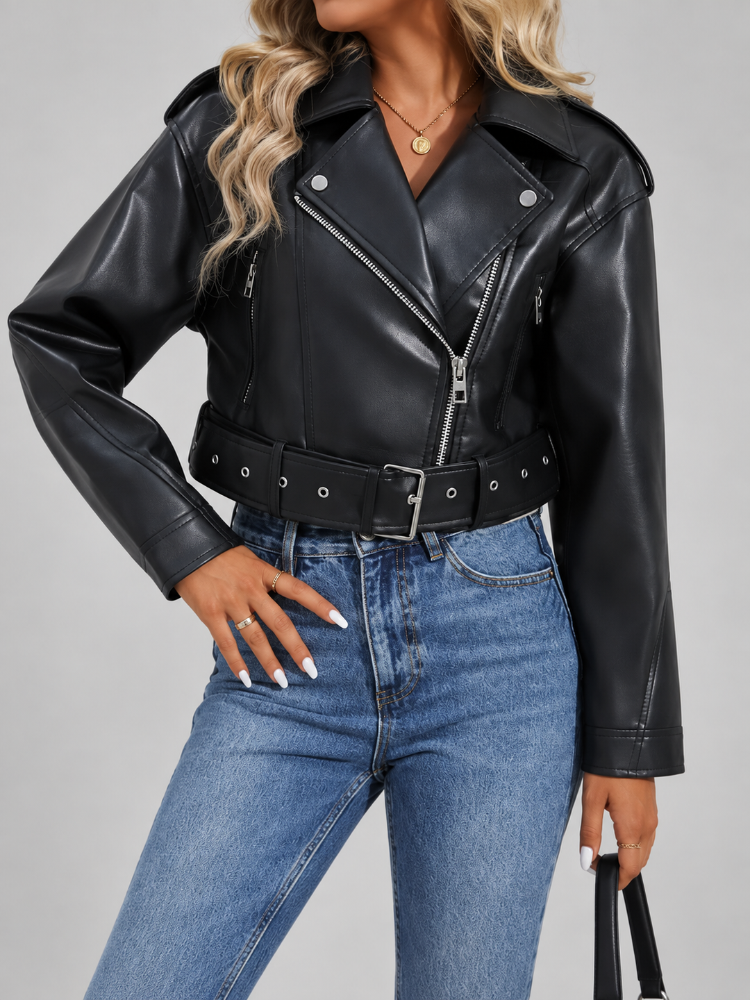 Kurze Bikerjacke aus Kunstleder mit Gürtel an der Taille