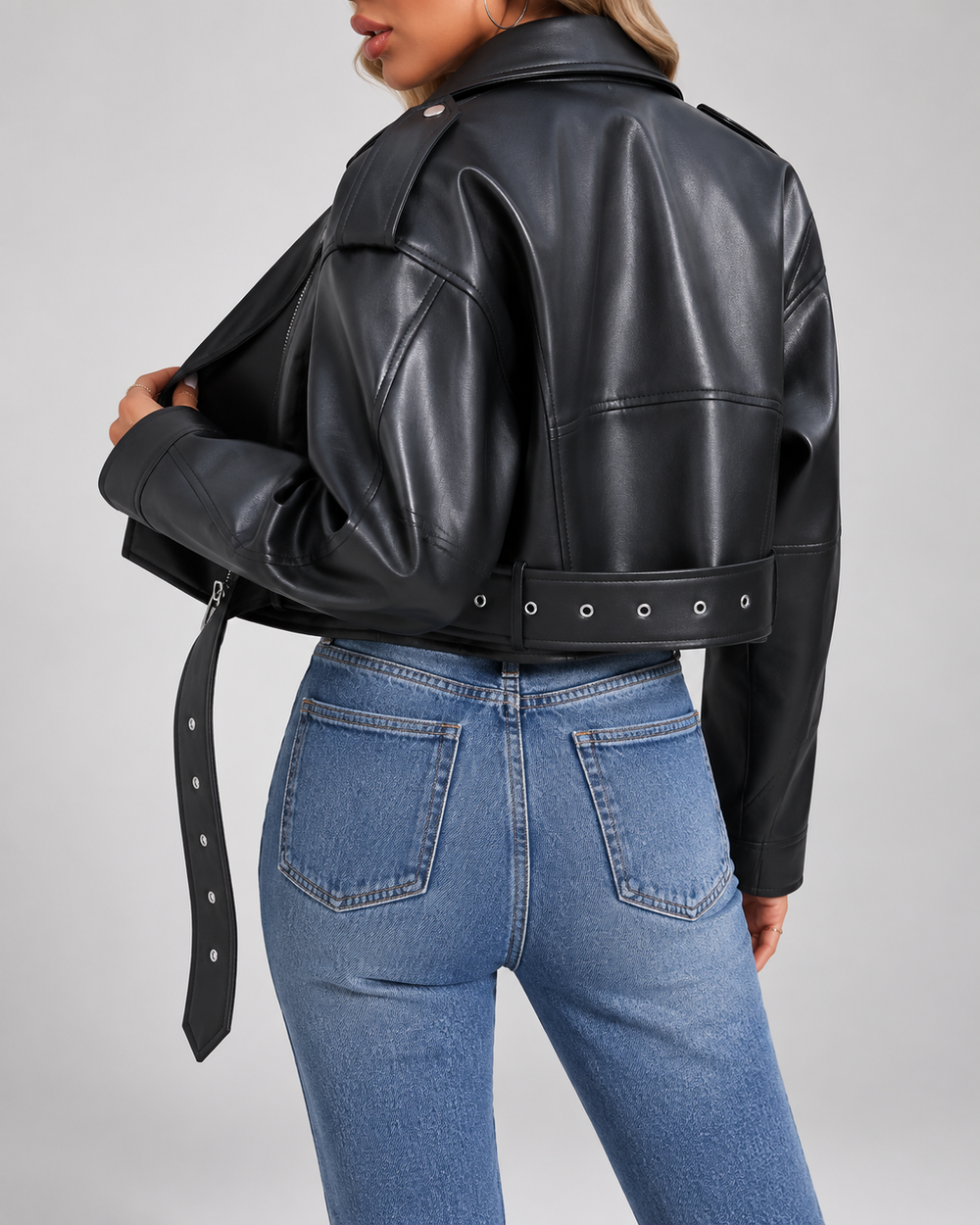 Kurze Bikerjacke aus Kunstleder mit Gürtel an der Taille