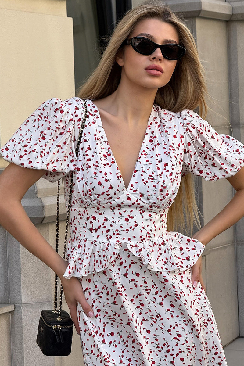 Figurbetontes Kleid mit Puffärmeln und Blumenmuster