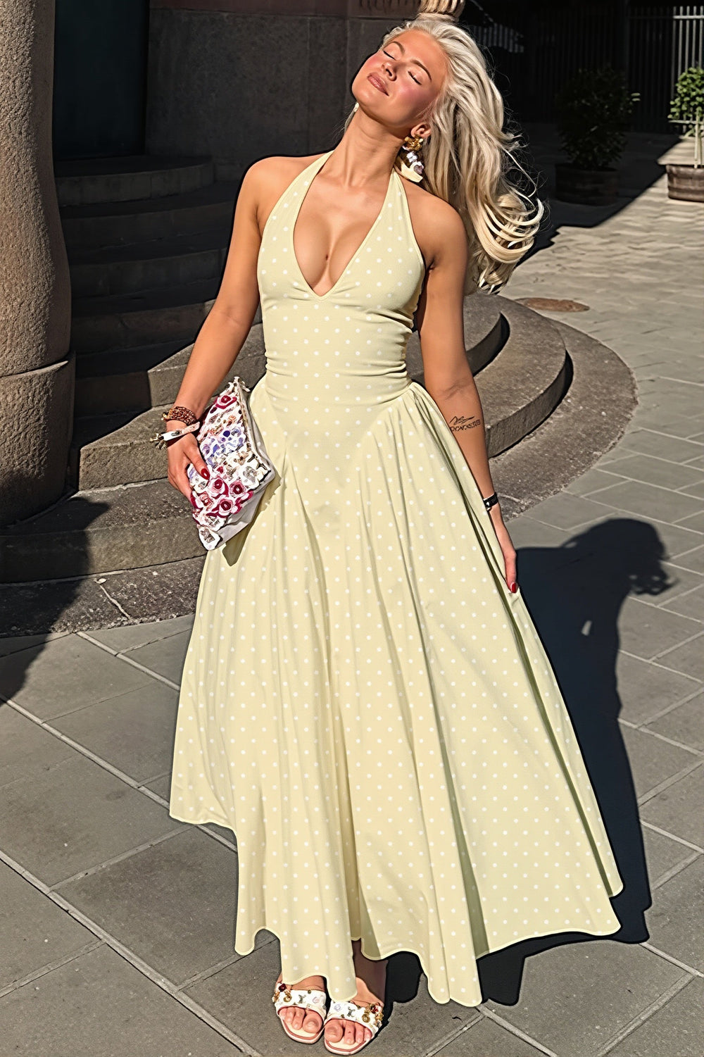 Maxikleid mit Neckholder, V-Ausschnitt und Punktemuster