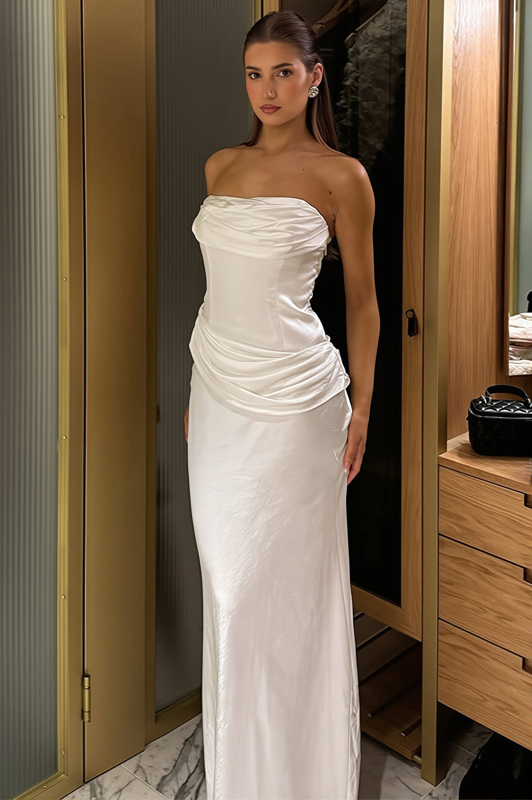 Trägerloses Maxikleid mit Satinoptik