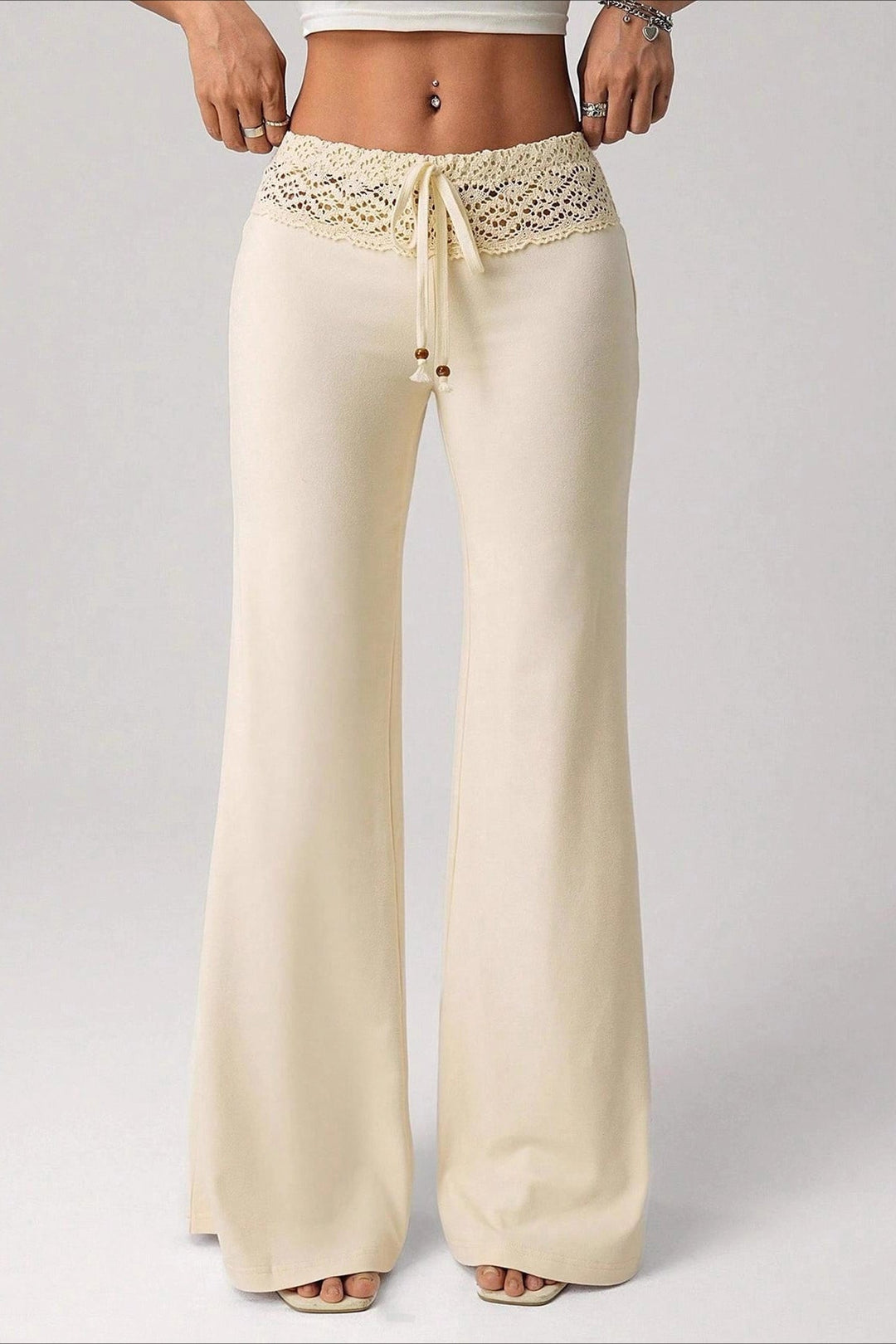 Hose mit ausgestelltem Schnitt, niedriger Taille und Bindedetail