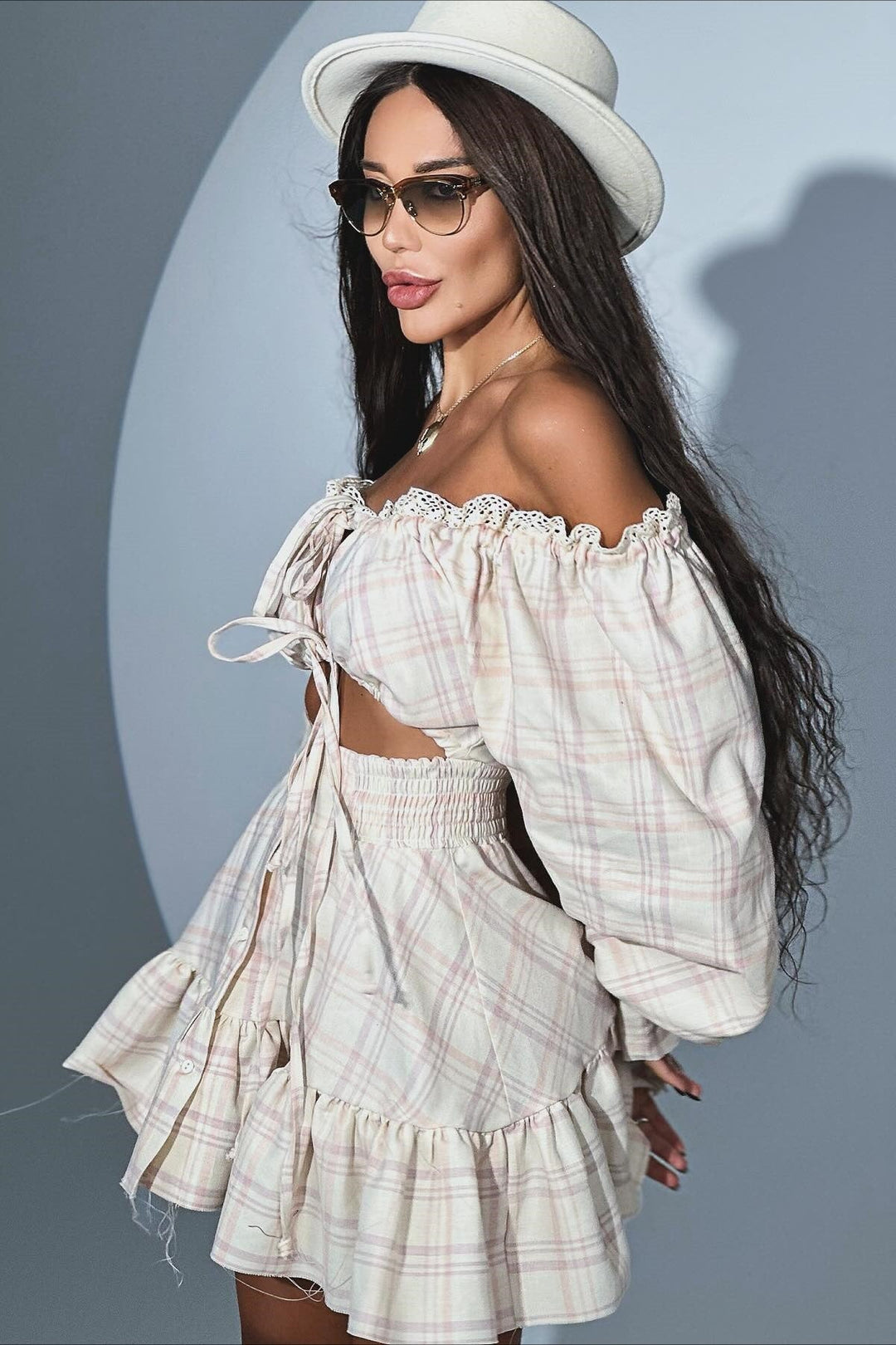Minikleid mit Aussparungen und Spitze