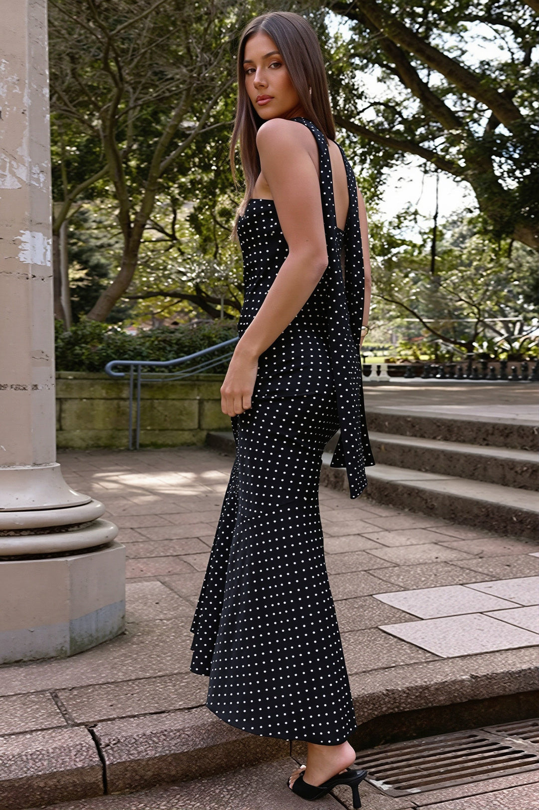 Trägerloses Maxikleid mit Bindedetail und Punktemuster