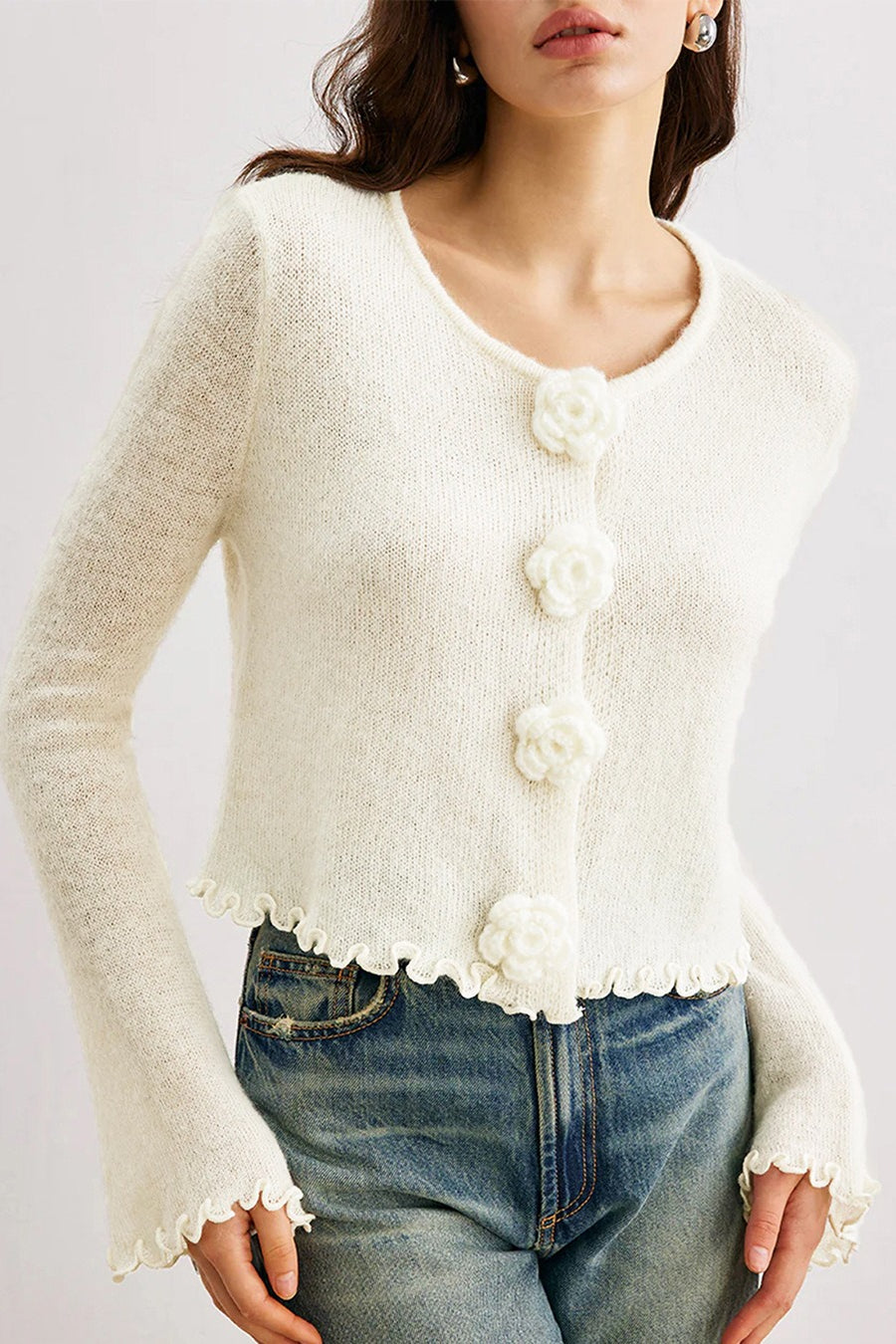 Strickjacke mit Blumenmuster, Strickstruktur und Rüschen