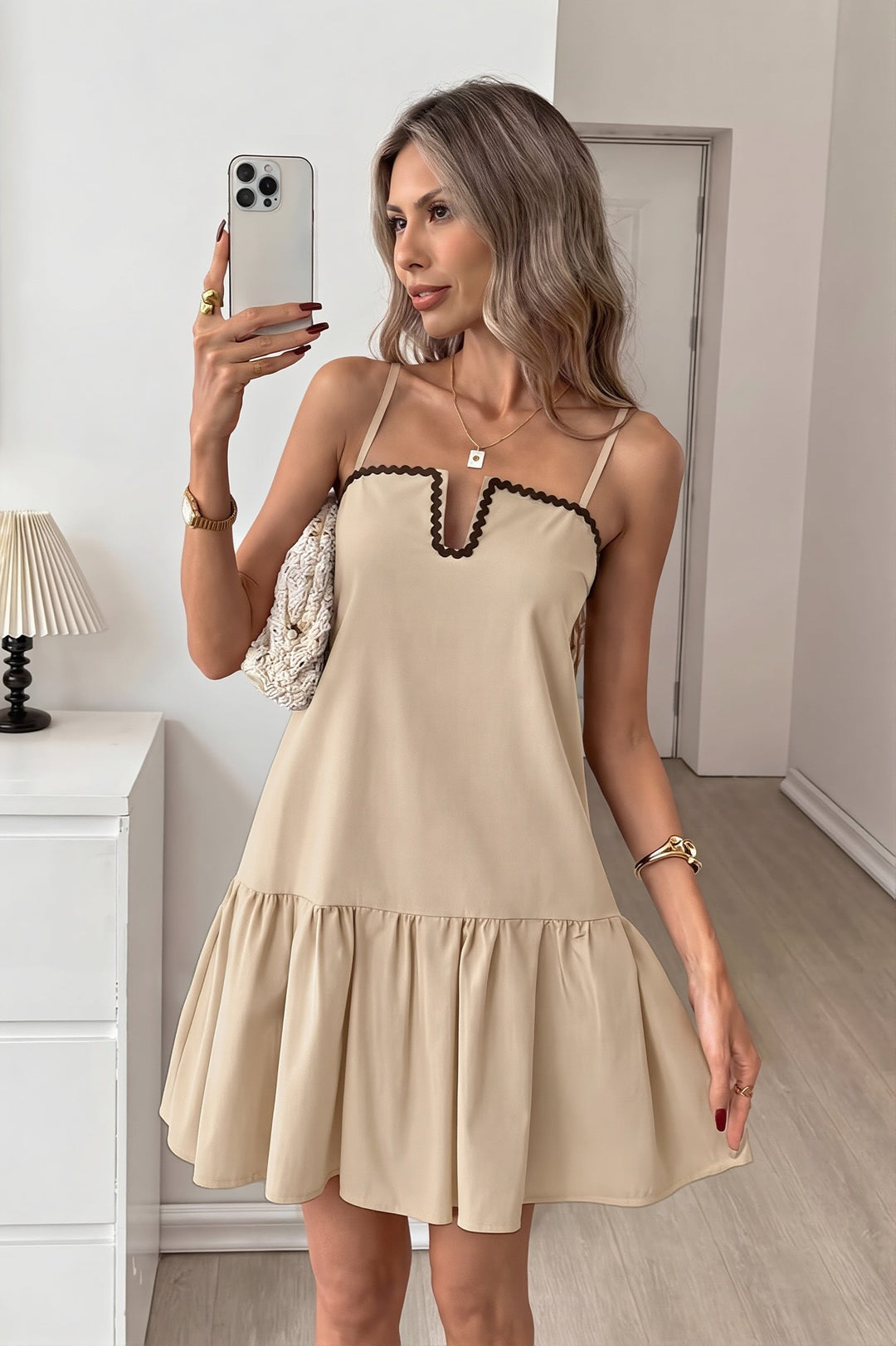 Locker geschnittenes Midikleid mit Farbblockmuster und Rüschen