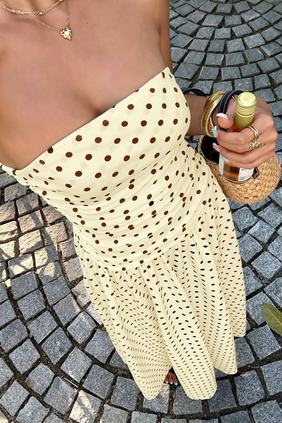 Trägerloses Maxikleid mit Punktemuster und Rüschen