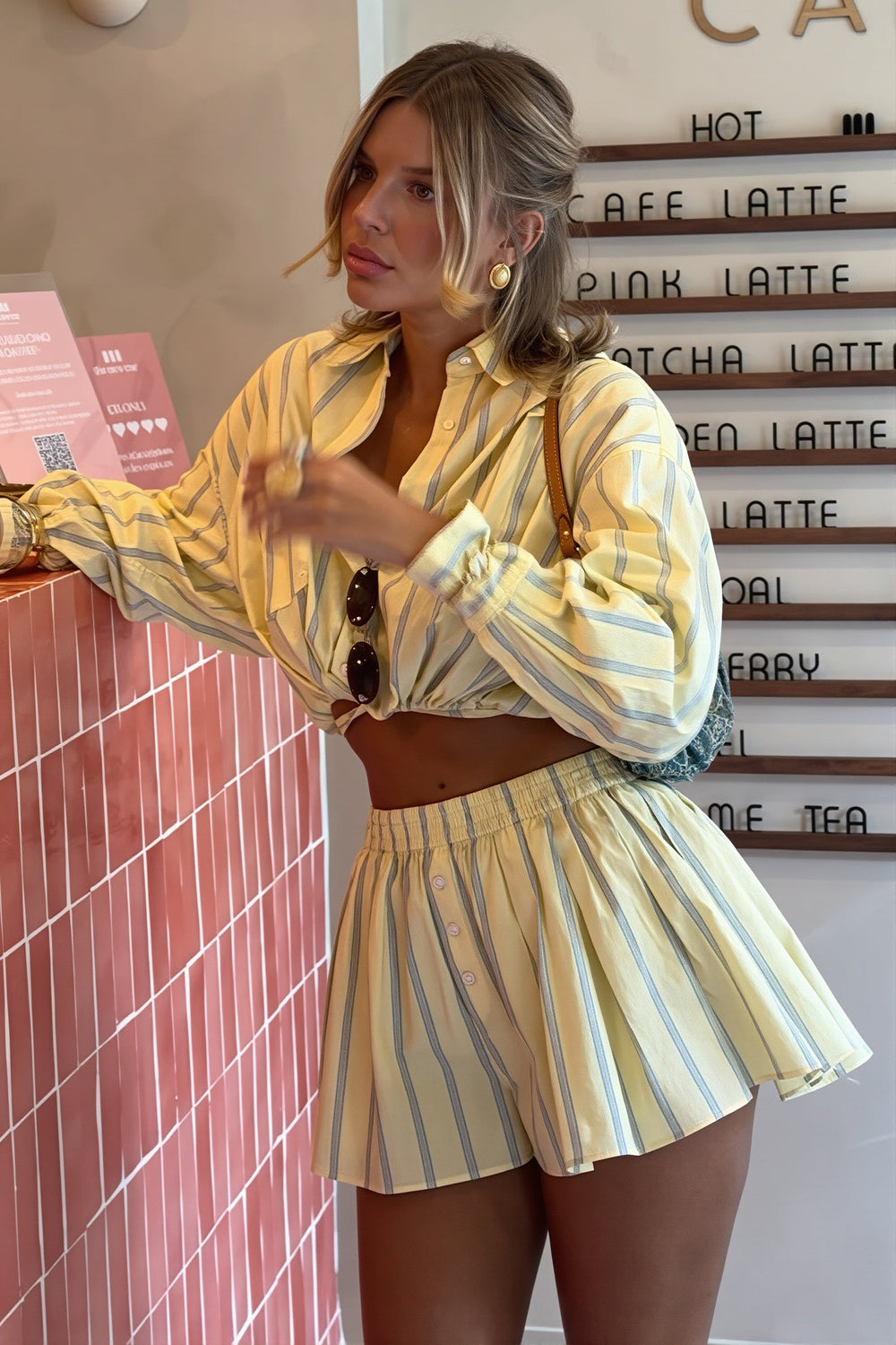 Zweiteiliges Set mit kurzem Schnitt, Knopfdetails und Streifenmuster