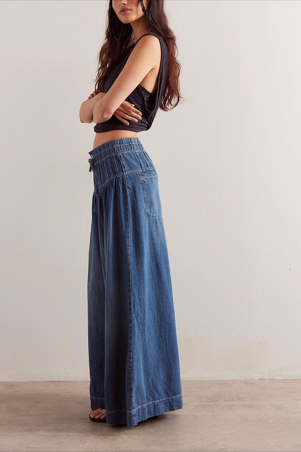 Jeans mit weitem Bein, Raffung und Bindedetail in Dunkelblau