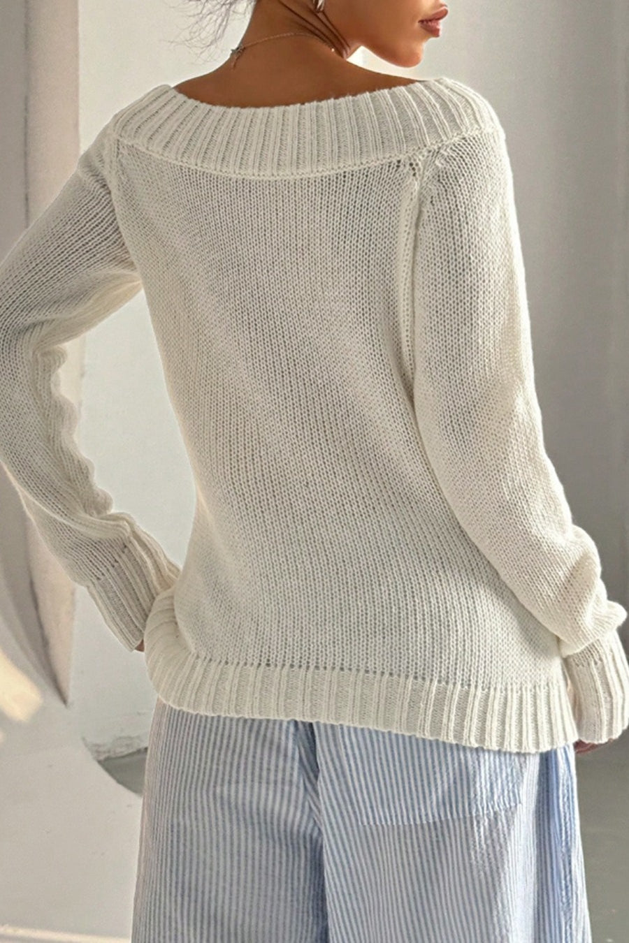 Schulterfreier Pullover mit Strickstruktur in Weiß