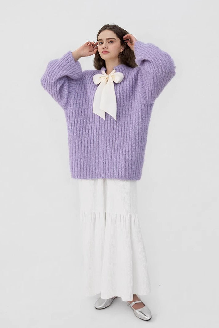 Locker geschnittener Pullover mit Strickstruktur, Pailletten und Schleifendetail