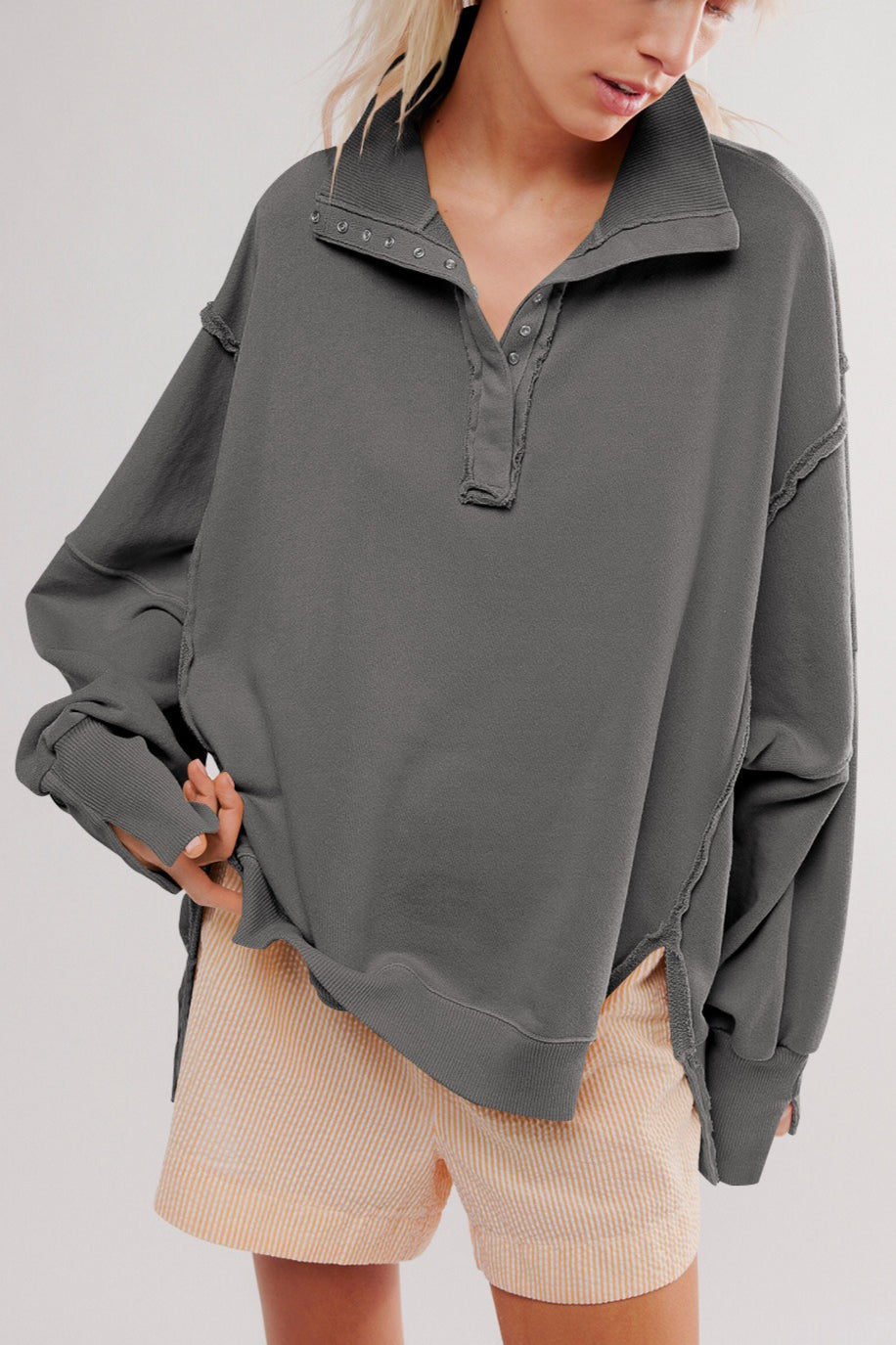 Locker geschnittenes Sweatshirt mit Schlitz