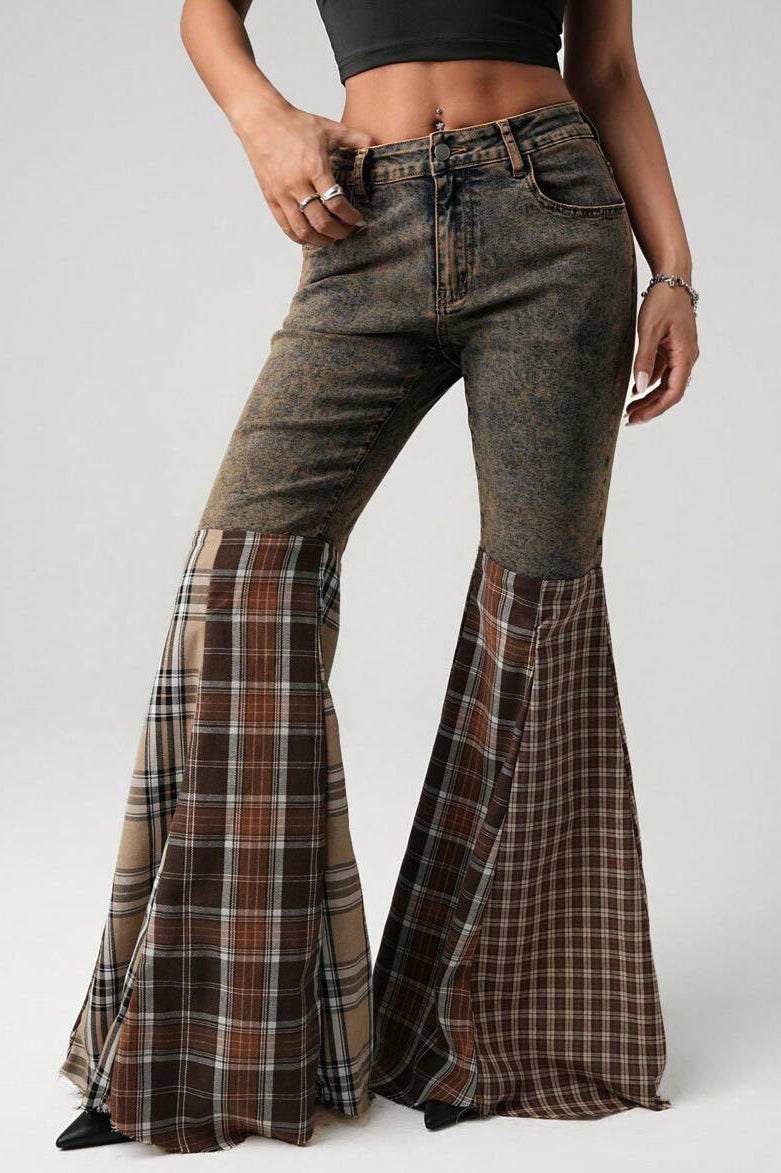 Jeans mit ausgestelltem Schnitt, hoher Taille und Karomuster