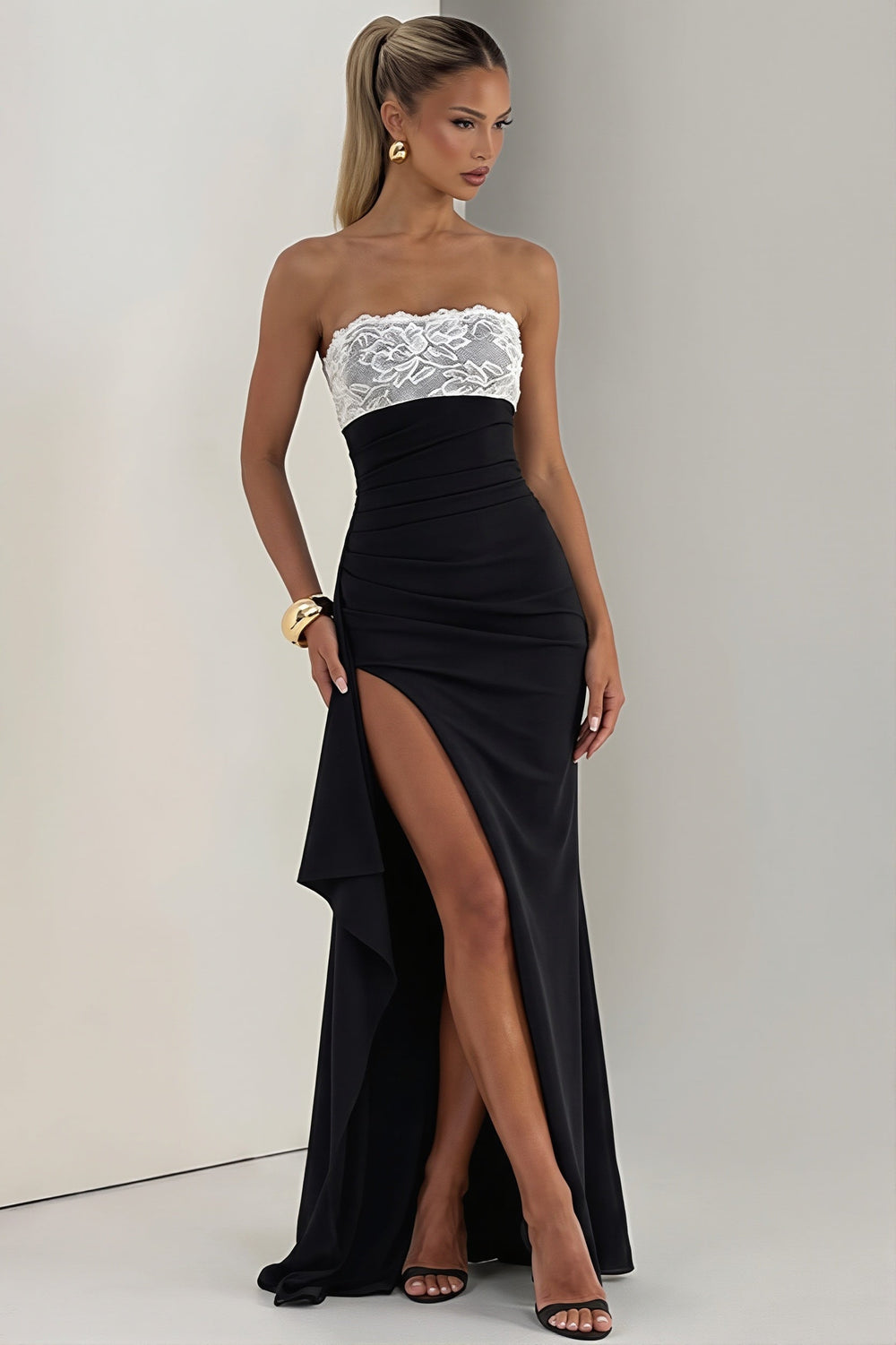 Trägerloses Maxikleid mit Schlitz und Spitze