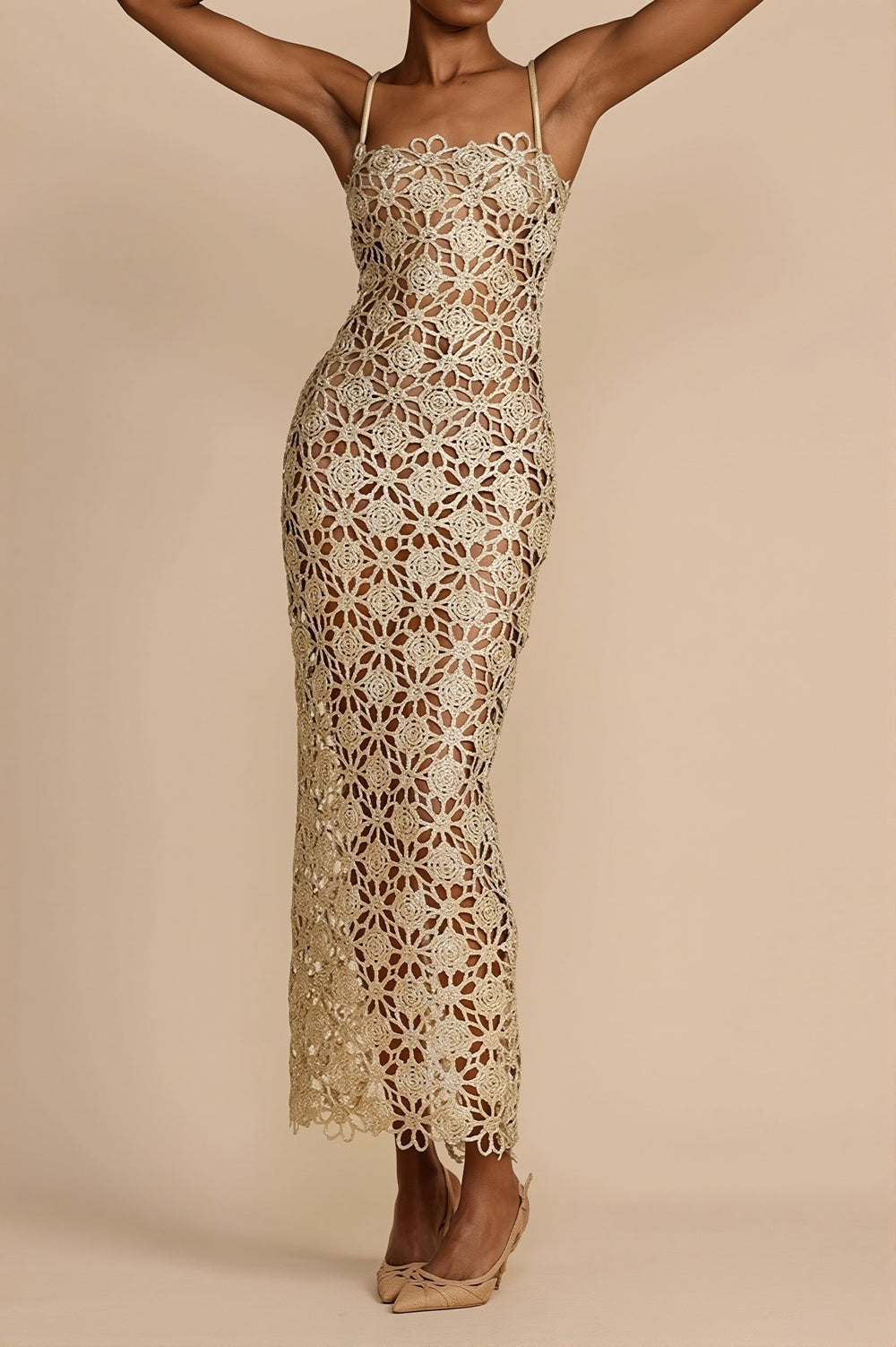 Maxikleid mit Aussparungen, Schlitz und Spitze