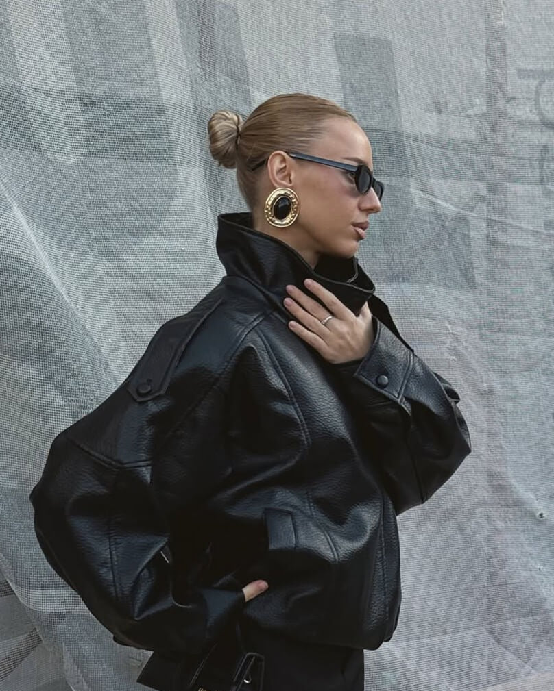 Schwarze Kunstlederjacke mit hohem Kragen und Reißverschluss vorne
