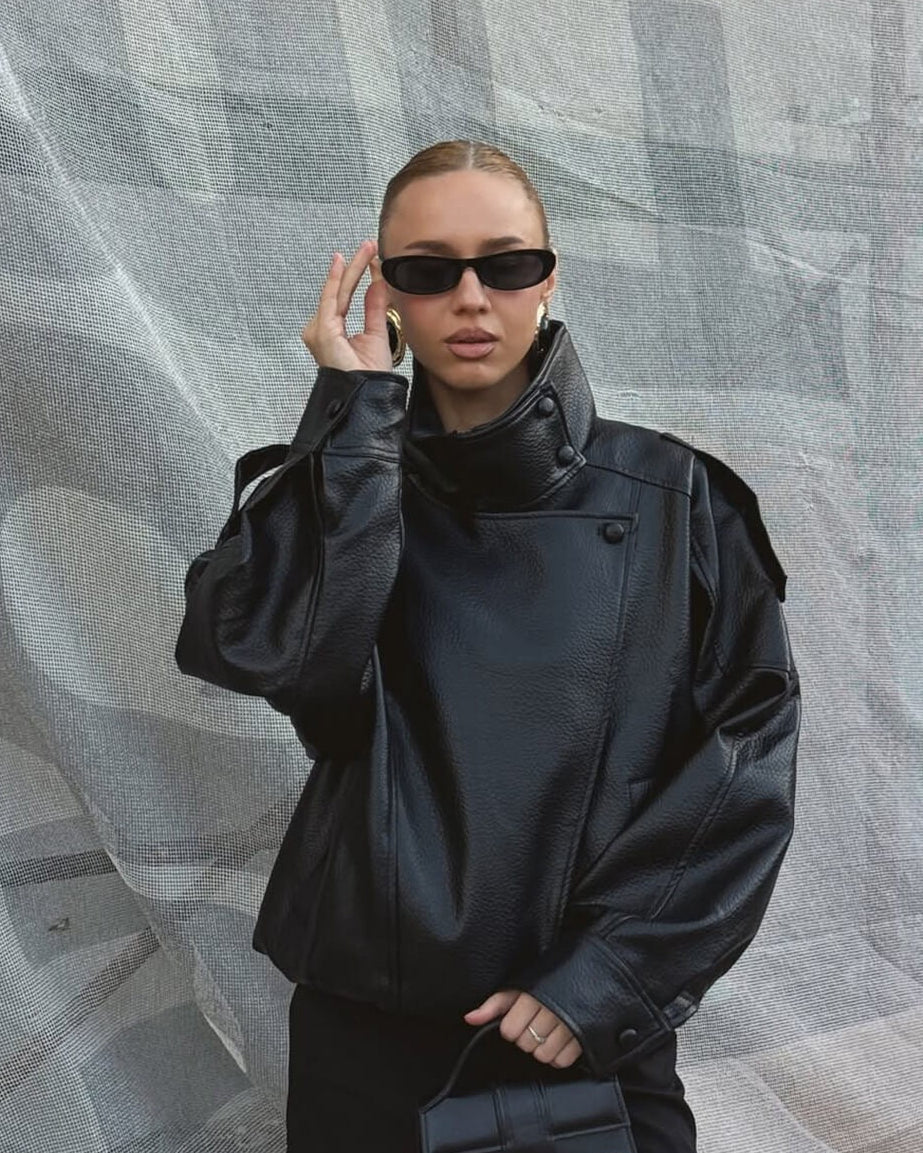 Schwarze Kunstlederjacke mit hohem Kragen und Reißverschluss vorne