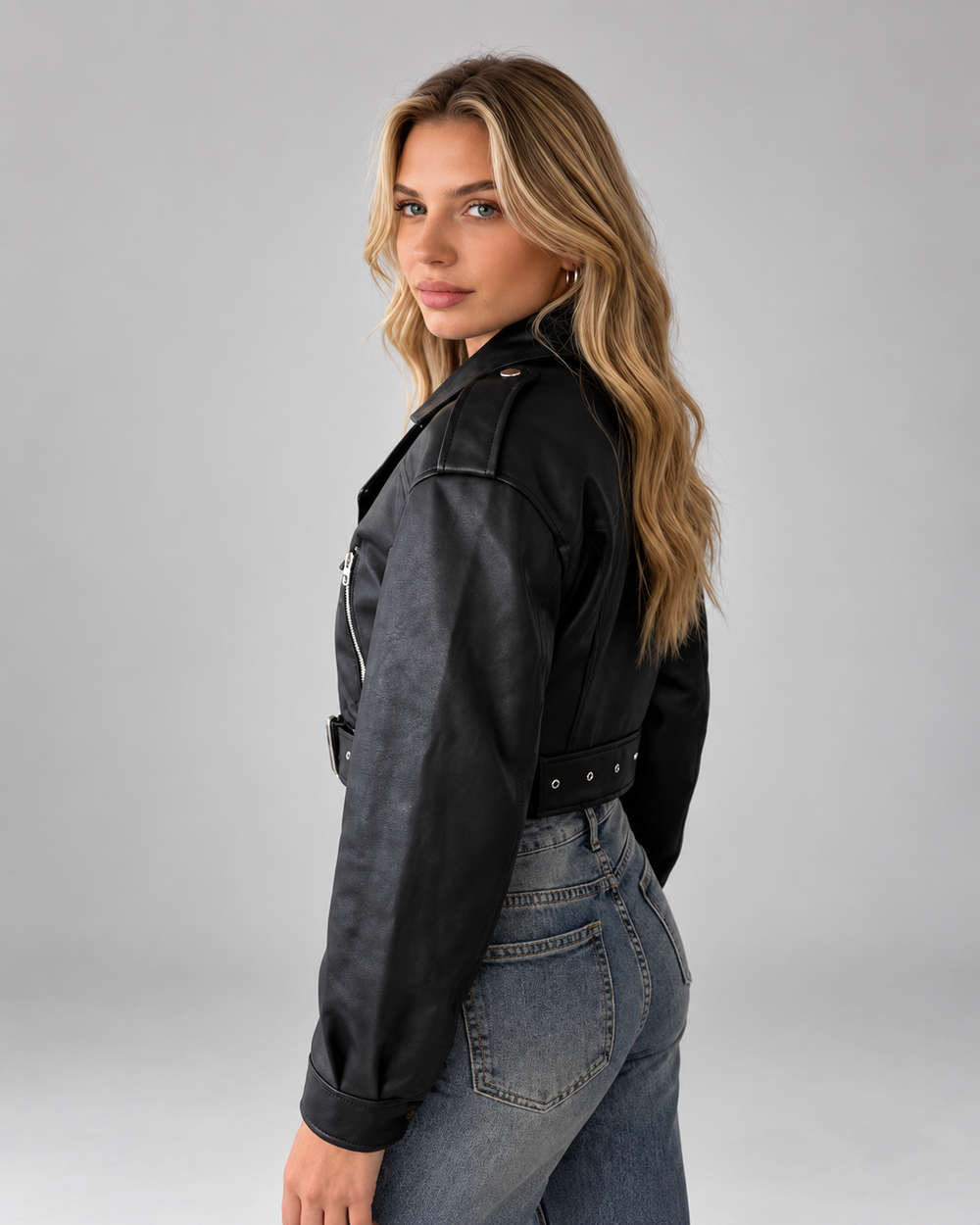 Kurze Bikerjacke aus Kunstleder mit Gürtel am Saum und Reißverschluss vorne