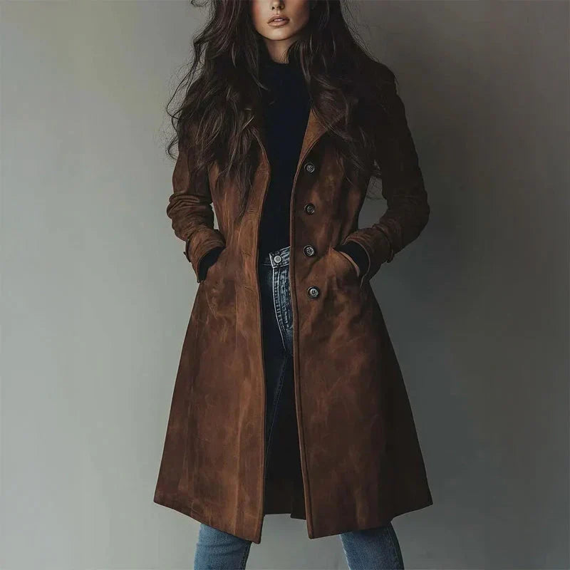 Lange braune Jacke in Wildlederoptik mit Reverskragen und doppelreihiger Knopfleiste