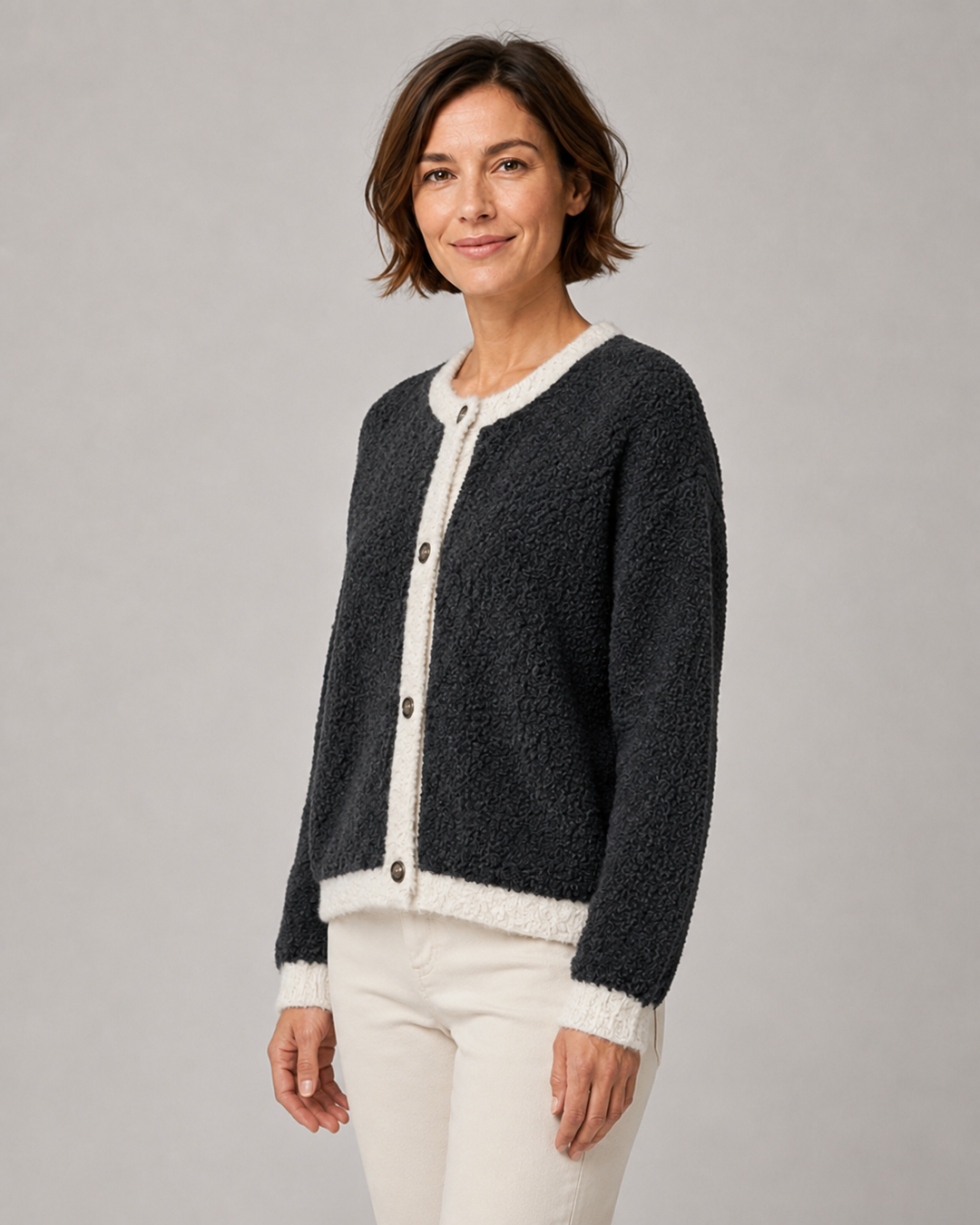 Bouclé-Strickjacke mit Knopfleiste und Kontrastblende
