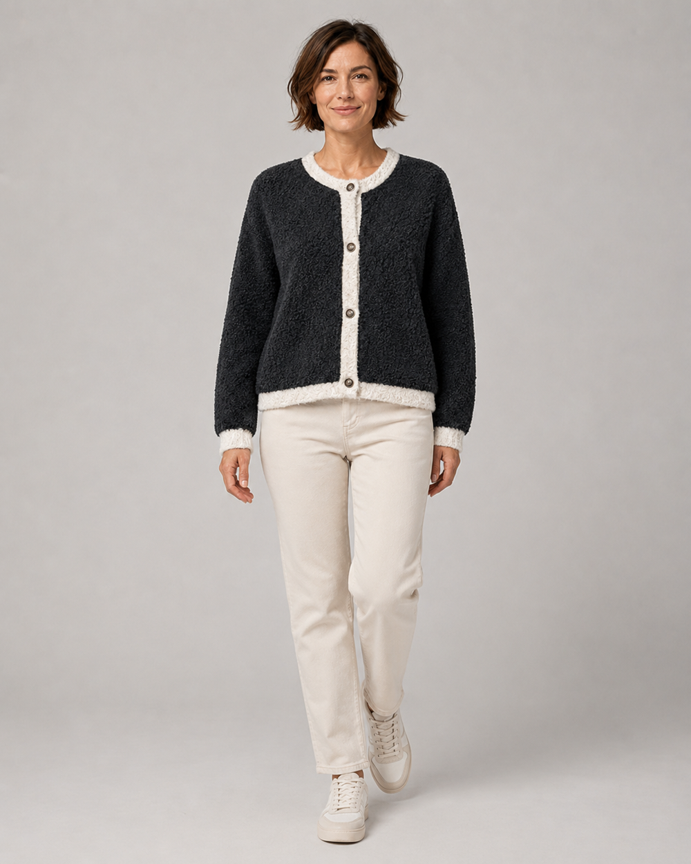 Bouclé-Strickjacke mit Knopfleiste und Kontrastblende