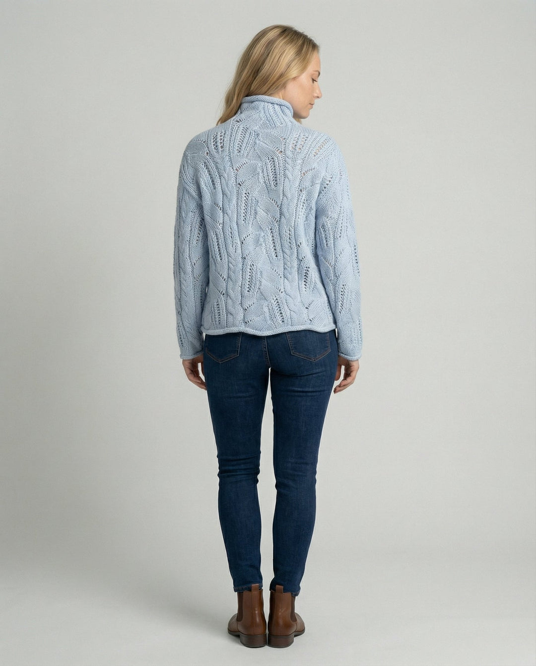 Rollkragenpullover mit Zopfmuster und Ajourdetails