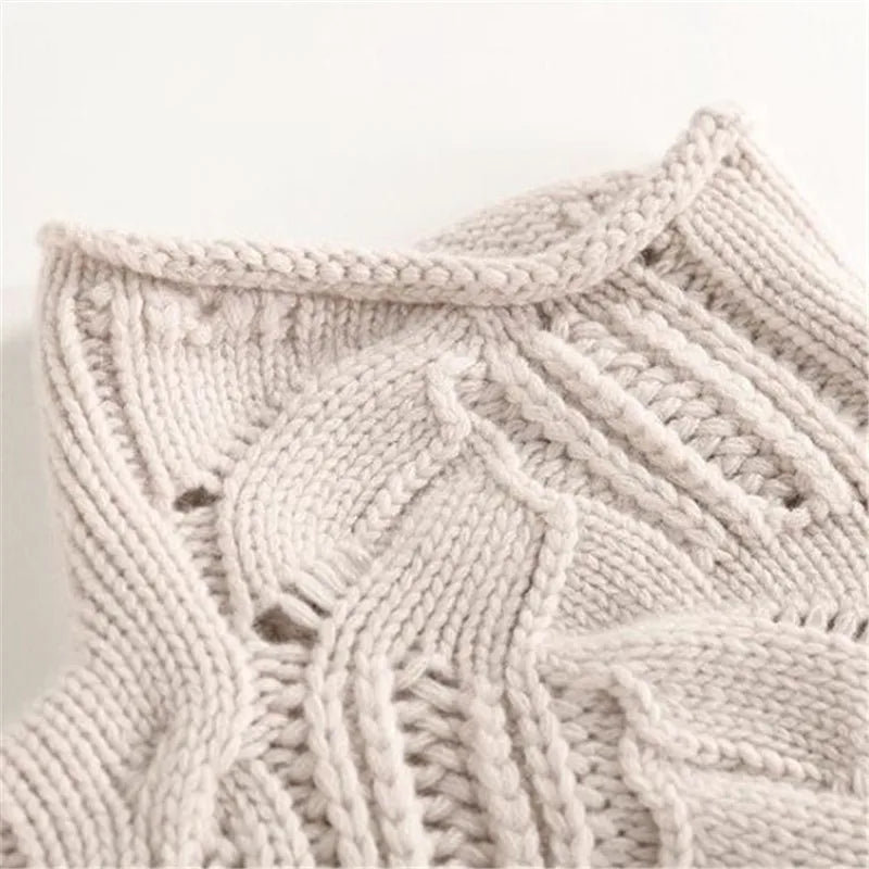 Rollkragenpullover mit Zopfmuster und Ajourdetails