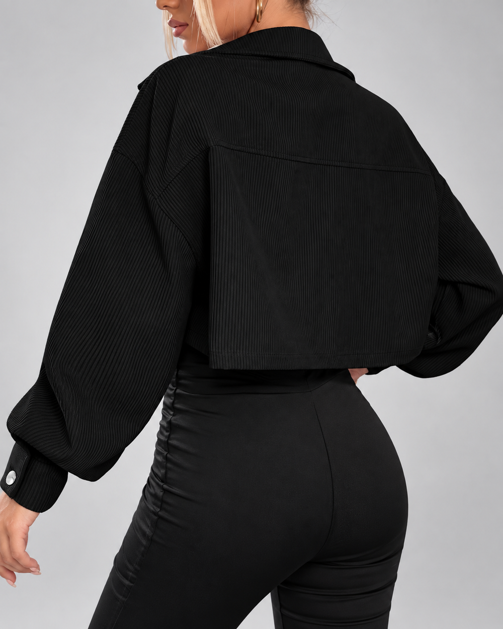 Kurze Cordjacke mit Brusttaschen und Knopfleiste