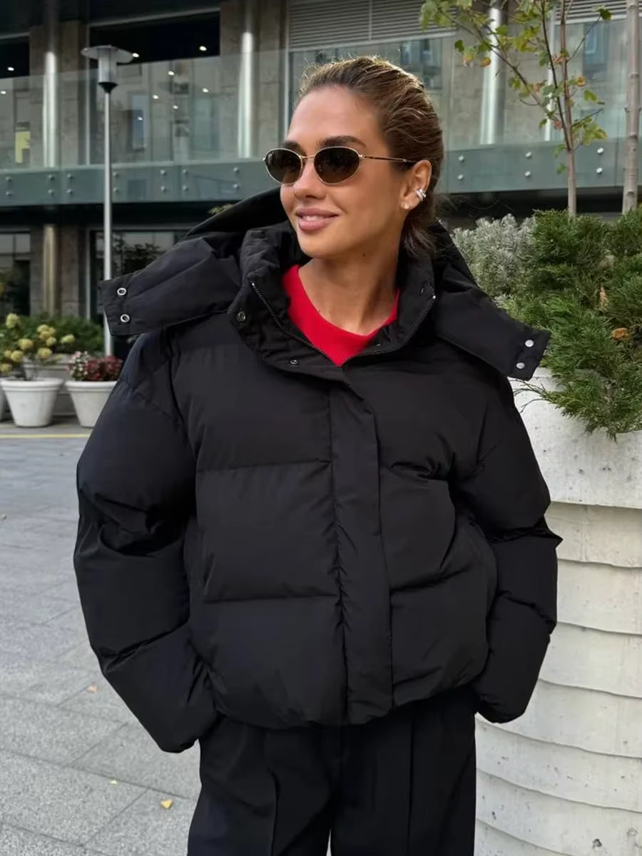 Kurze Oversize-Steppjacke mit abnehmbarer Kapuze und Reißverschluss vorne