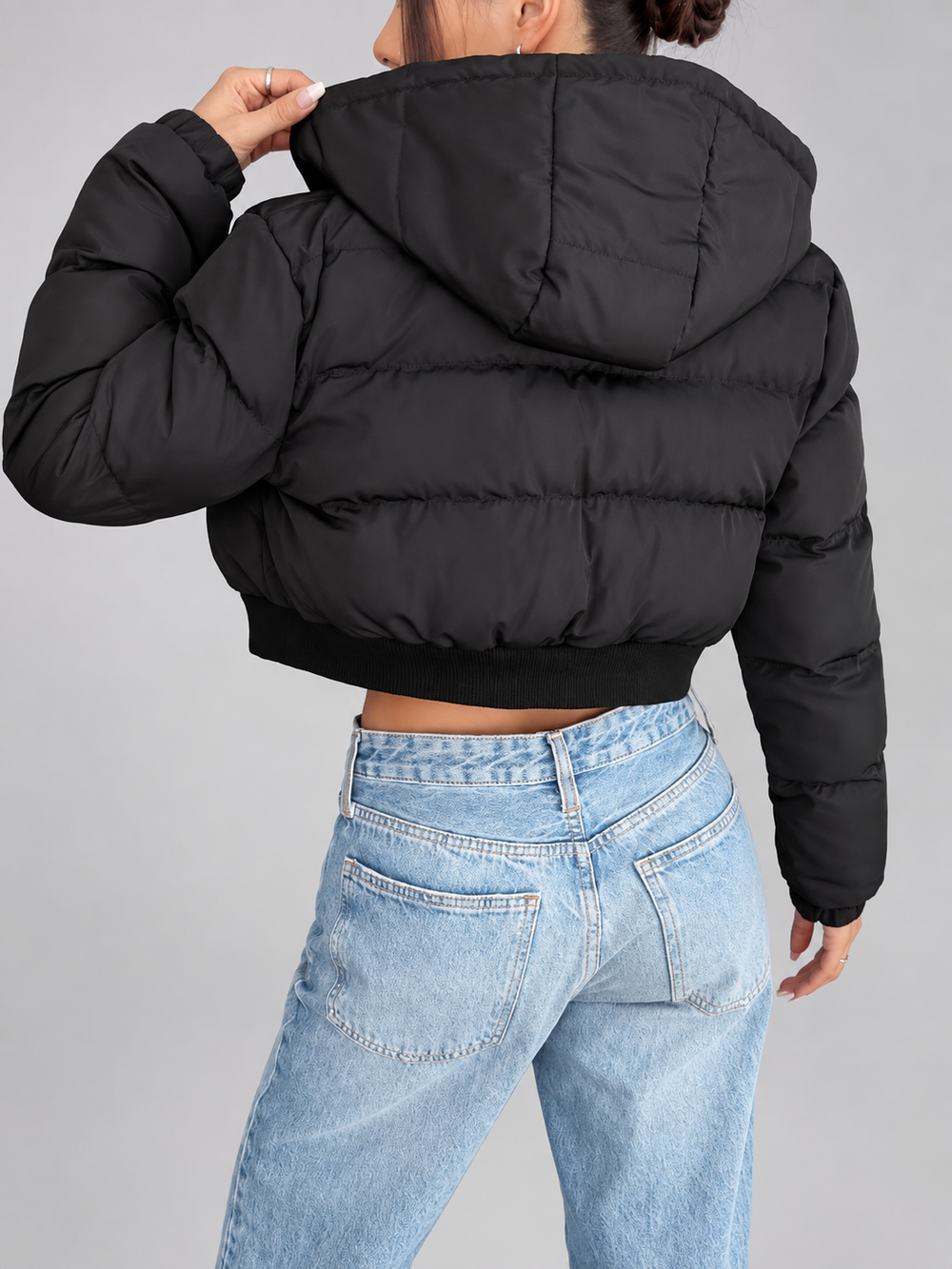 Kurze wattierte Steppjacke mit Kapuze und Reißverschluss vorne