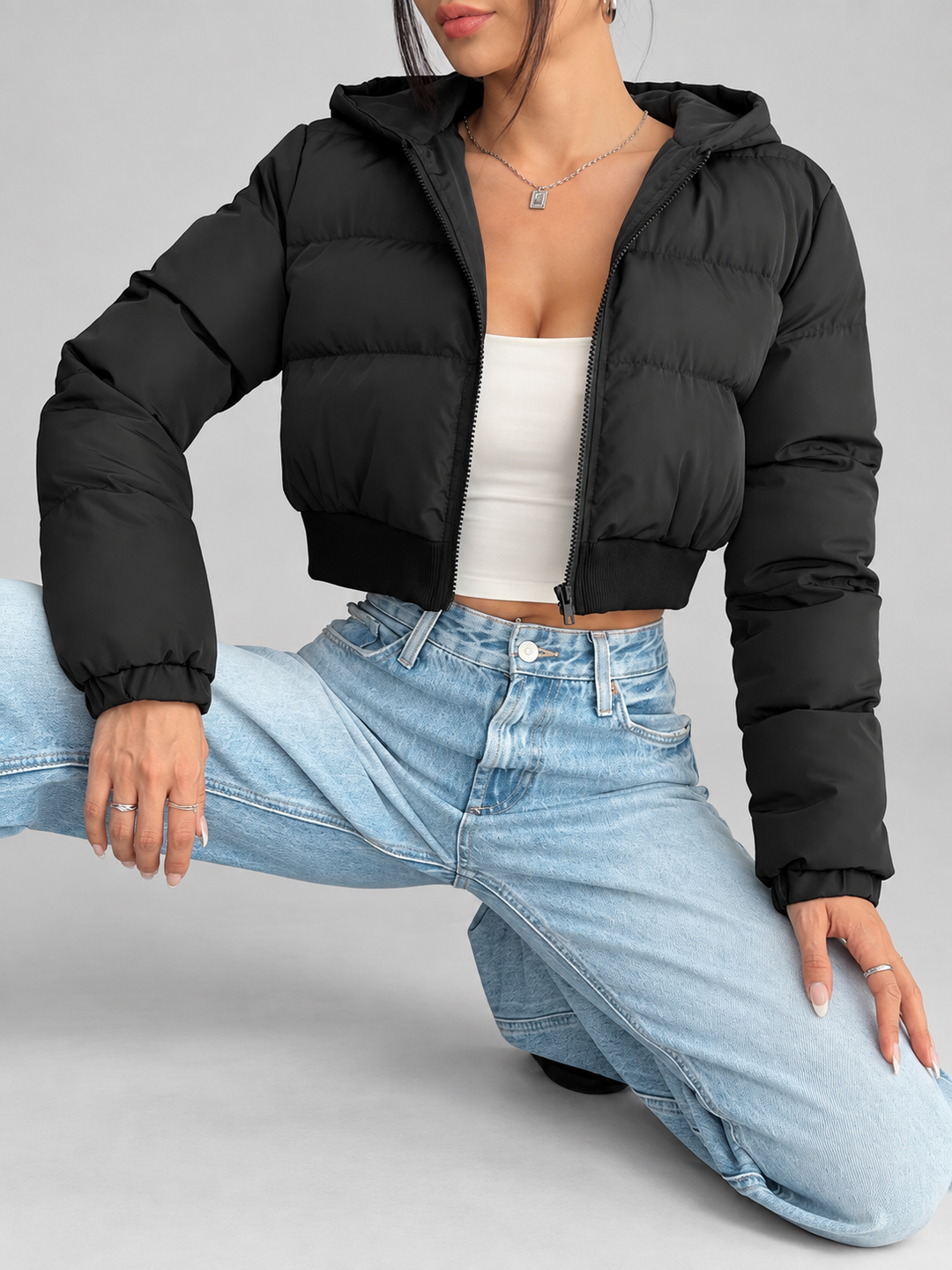 Kurze wattierte Steppjacke mit Kapuze und Reißverschluss vorne