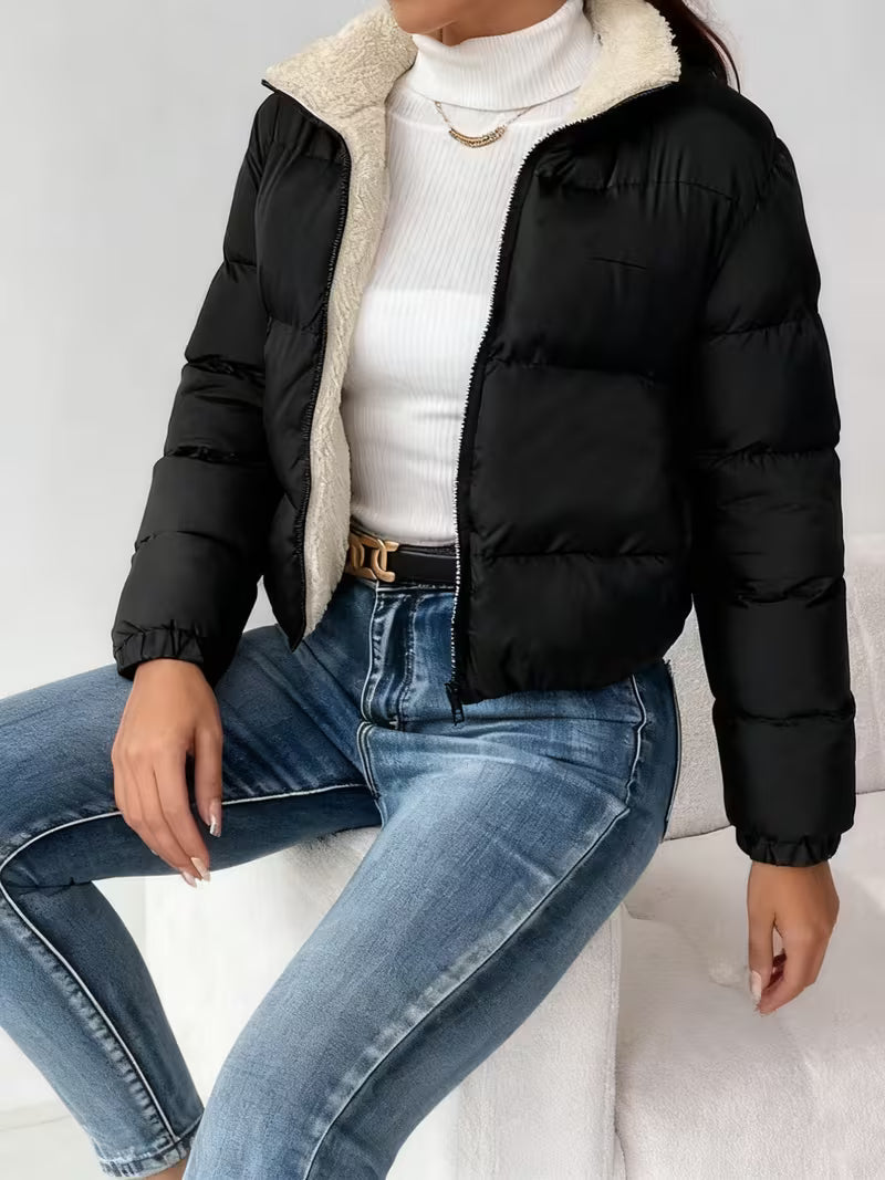 Kurze Steppjacke mit Reißverschluss vorne und Fleecefutter