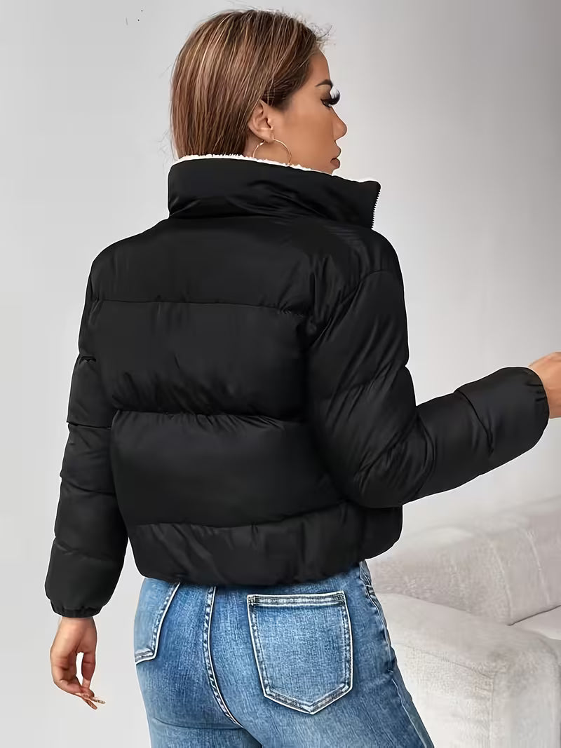 Kurze Steppjacke mit Reißverschluss vorne und Fleecefutter