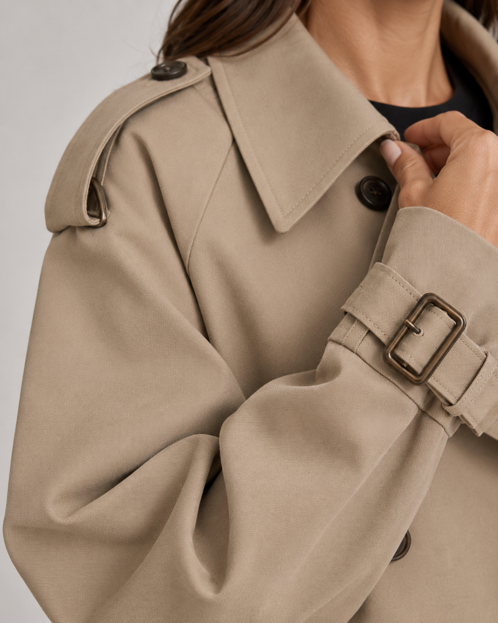 Kurzer Trenchcoat mit zweireihiger Knopfleiste und Ärmelschnallen
