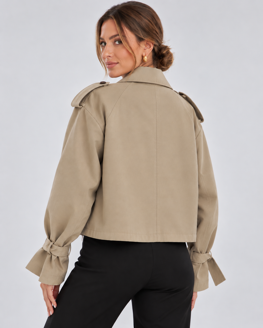 Kurze Trenchjacke mit doppelreihiger Knopfleiste und Gürtelbündchen